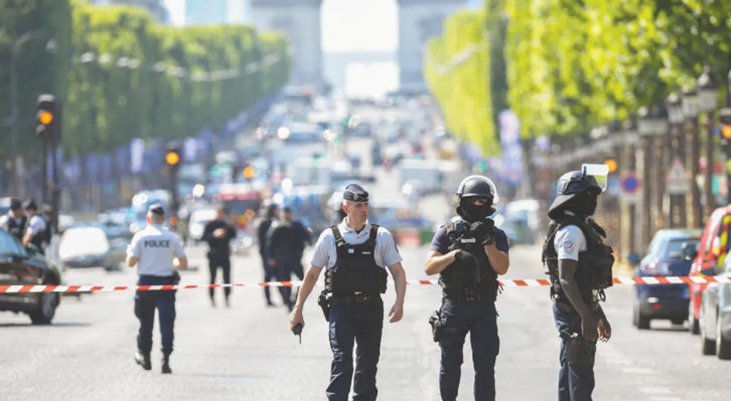إجراءات أمنية في جادة الشانزليزيه بباريس عقب الهجوم أول من أمس (أ.ف.ب)