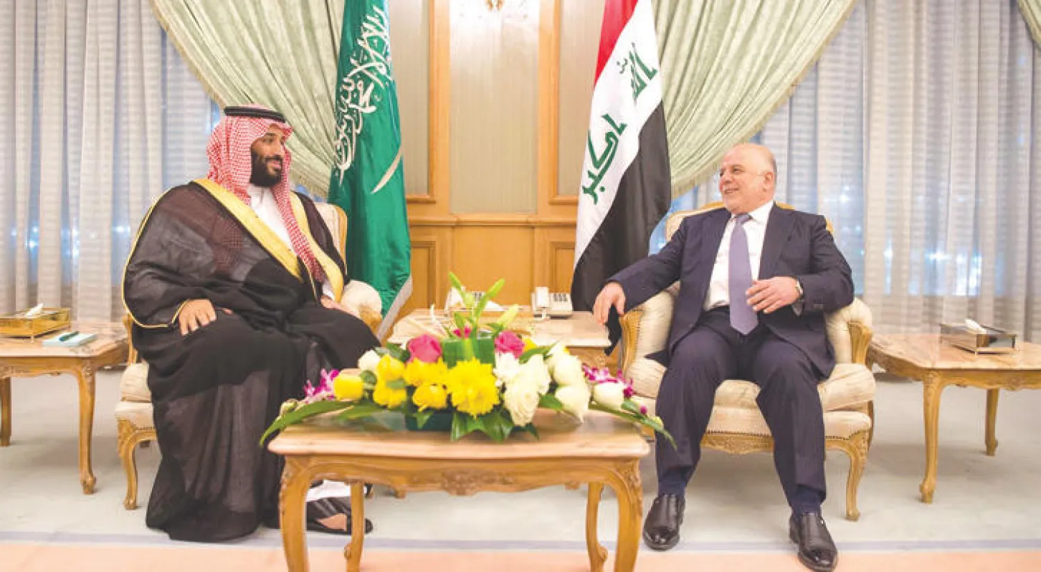 الأمير محمد بن سلمان خلال لقائه العبادي في مكة أول من أمس (واس)