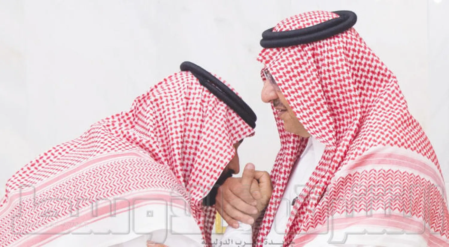 الأمير محمد بن نايف مبايعاً الأمير محمد بن سلمان في قصر الصفا بمكة المكرمة