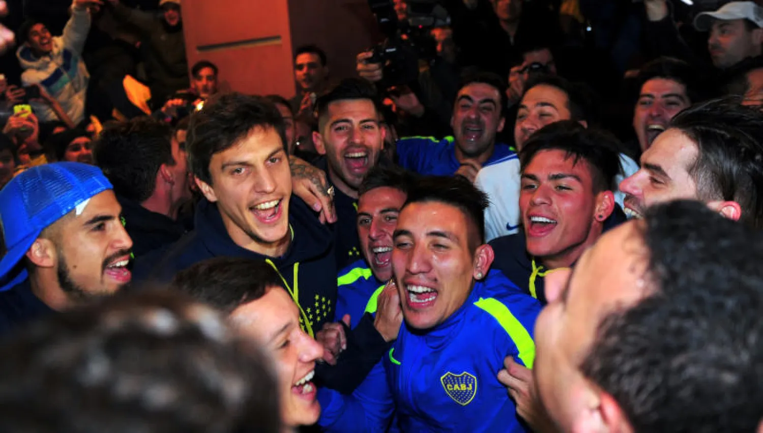 لاعبو بوكا جونيورز يحتفلون مع الجماهير بالفوز بلقب الدوري الأرجنتيني (رويترز)