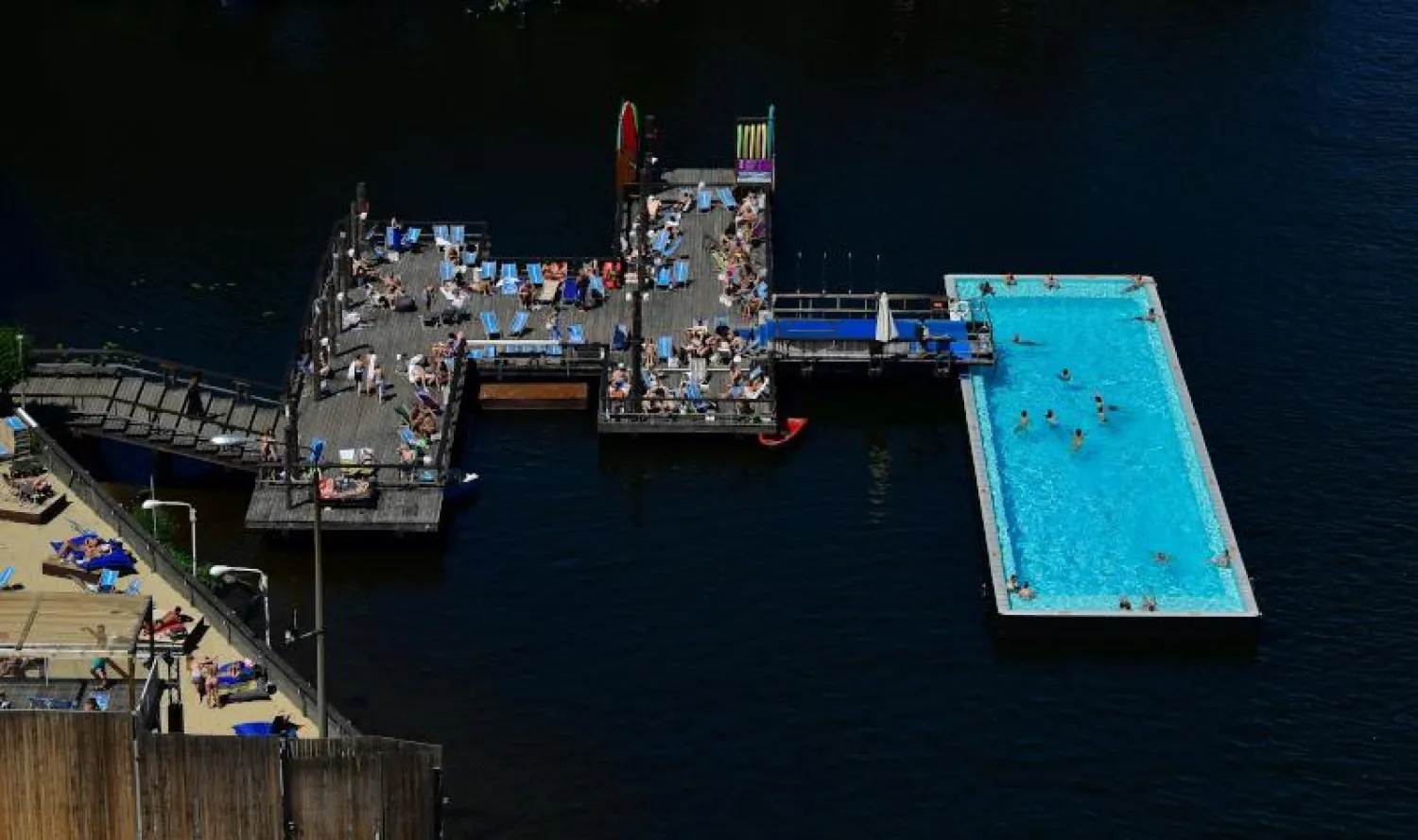 مسبح في ألمانيا (أ.ف.ب)