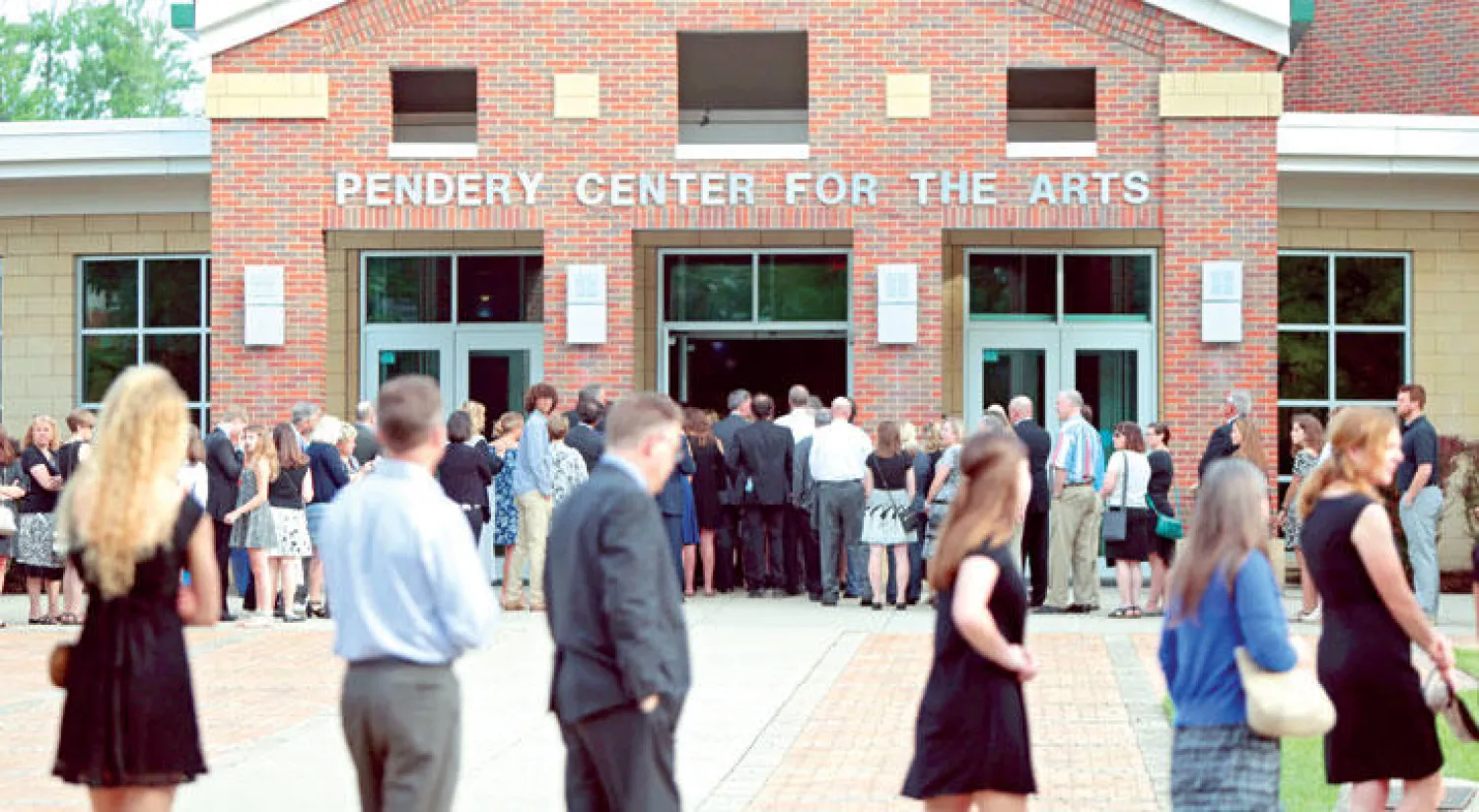 أقارب وأصدقاء المعتقل الأميركي السابق في كوريا الشمالية أوتو وارمبير يحضرون مراسم دفنه في سينسيناتي (إ.ب.أ)