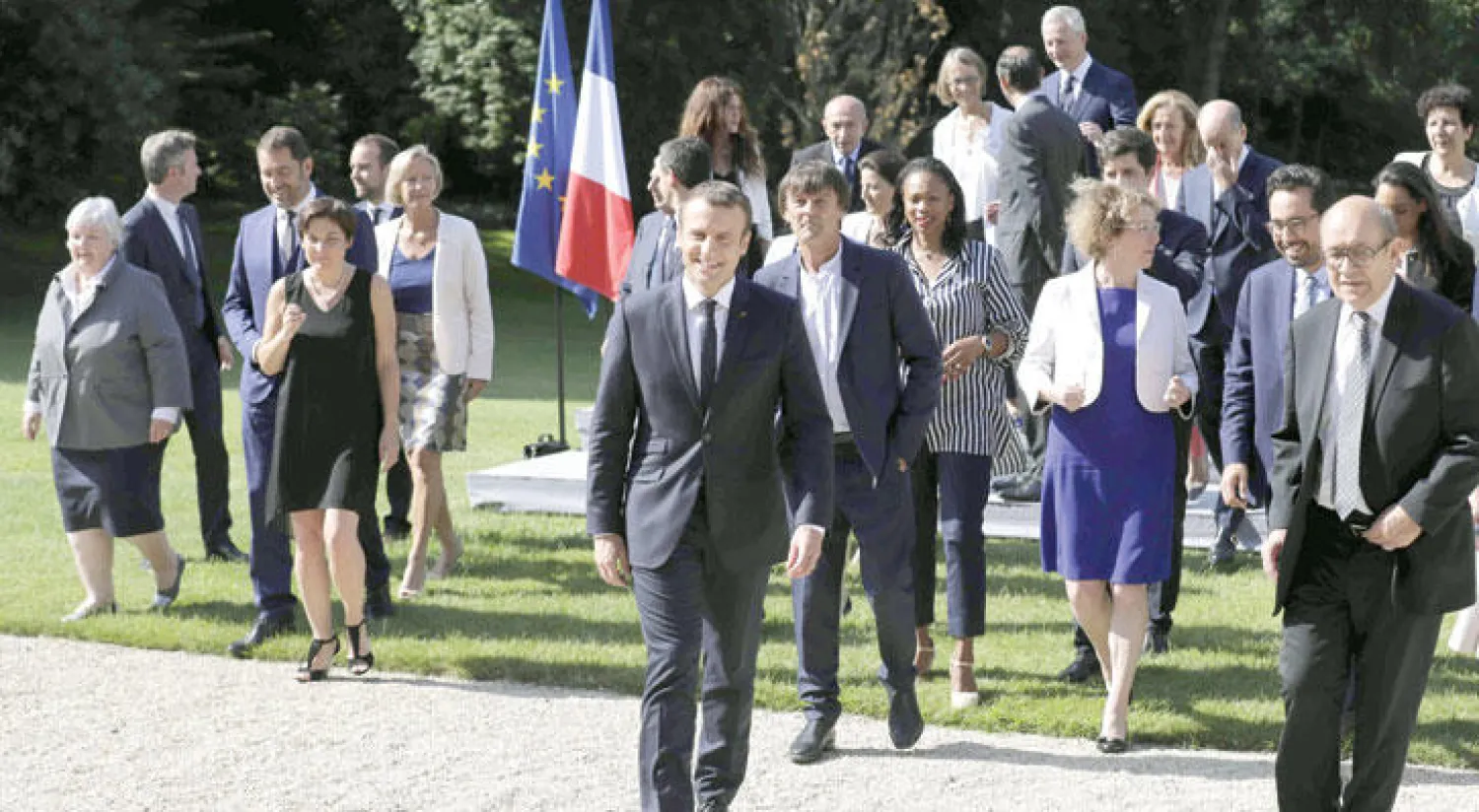 الرئيس الفرنسي ووزراء الحكومة الجديدة يتجهون لعقد أول اجتماع لهم في قصر الإليزيه أمس (أ.ف.ب)