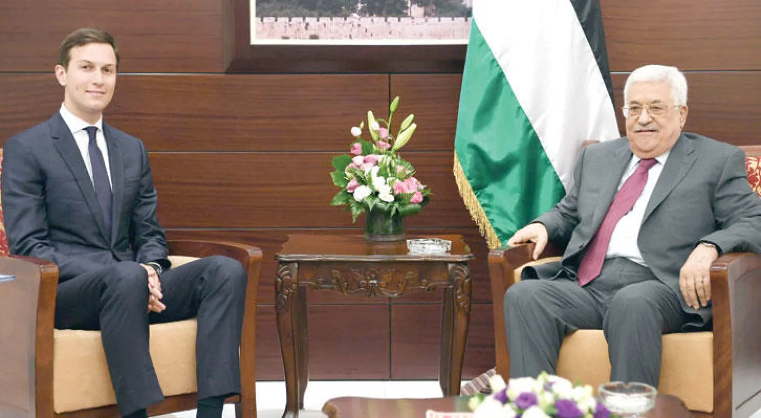 عباس مستقبلاً كوشنر في رام الله أمس (أ.ف.ب)