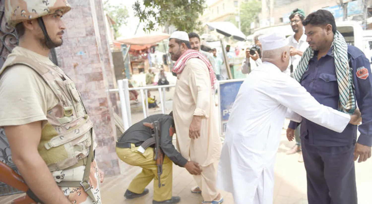 تفتيش المصلين قبل صلاة الجمعة الأخيرة لشهر رمضان في مدينة كراتشي أمس (أ.ف.ب)