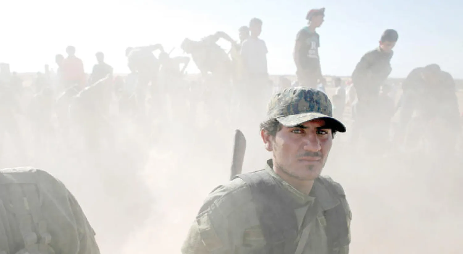 عنصر من «قوات سوريا الديمقراطية» خلال جنازة زميل له في ريف الرقة أمس (رويترز)