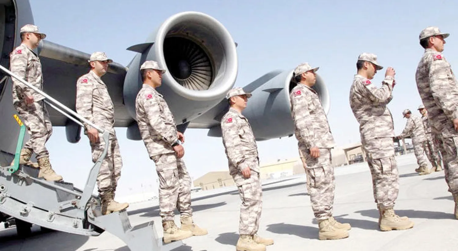 قوات تركية في قاعدة عسكرية قرب الدوحة أمس (رويترز)