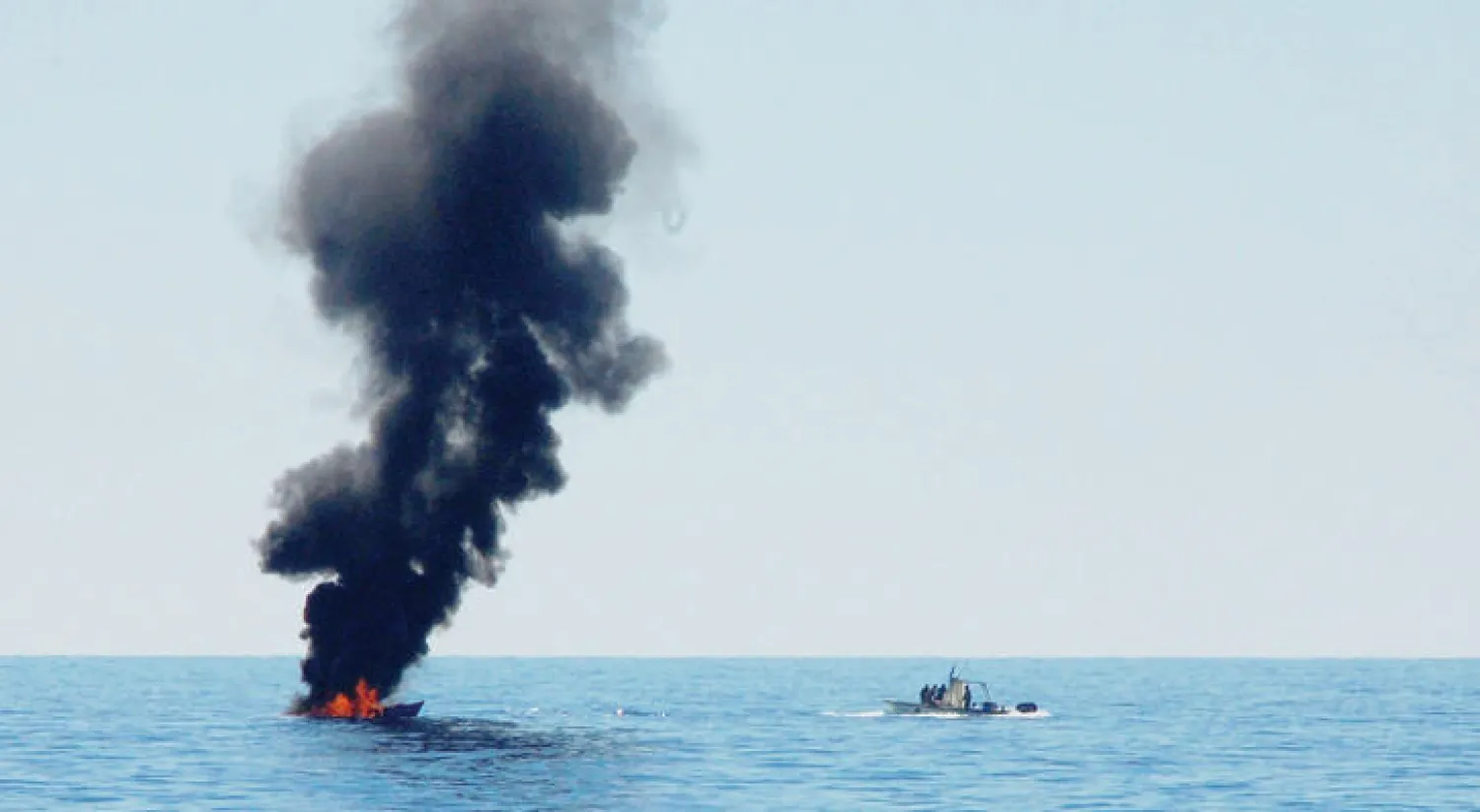 قارب أحرقه خفر السواحل غرب ليبيا بعد انقاذ 20 مهاجراً كانوا على متنه (رويترز)