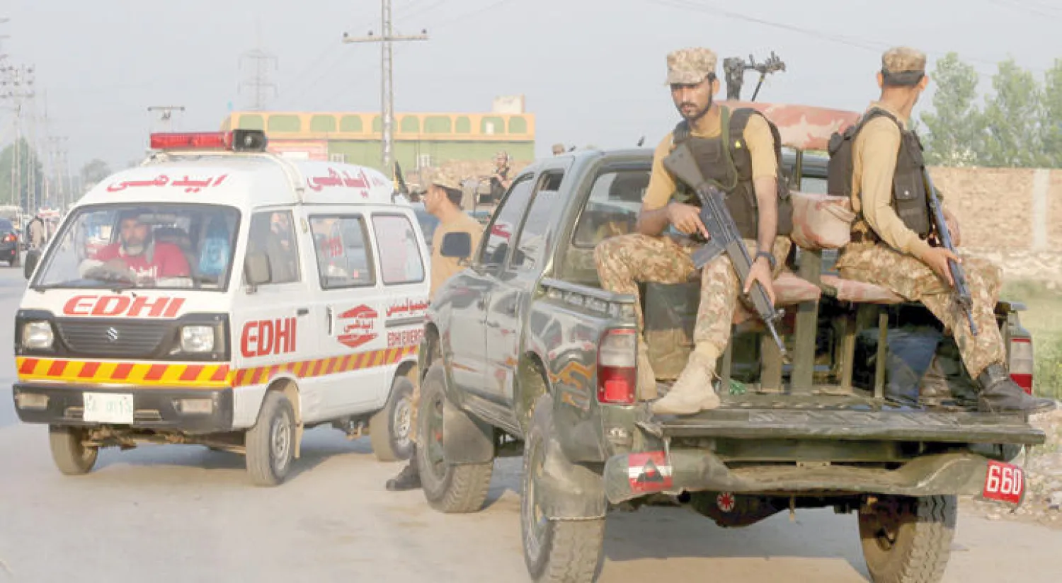 إجراءات أمنية في منطقة شامكاني بمقاطعة خيبر بحثاً عن متطرفين أول من أمس (إ.ب.أ)