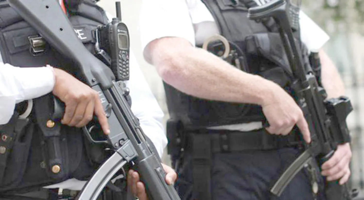 عنصران من شرطة اسكتلنديارد في نوبة حراسة عقب الهجوم على البرلمان البريطاني («الشرق الأوسط»)