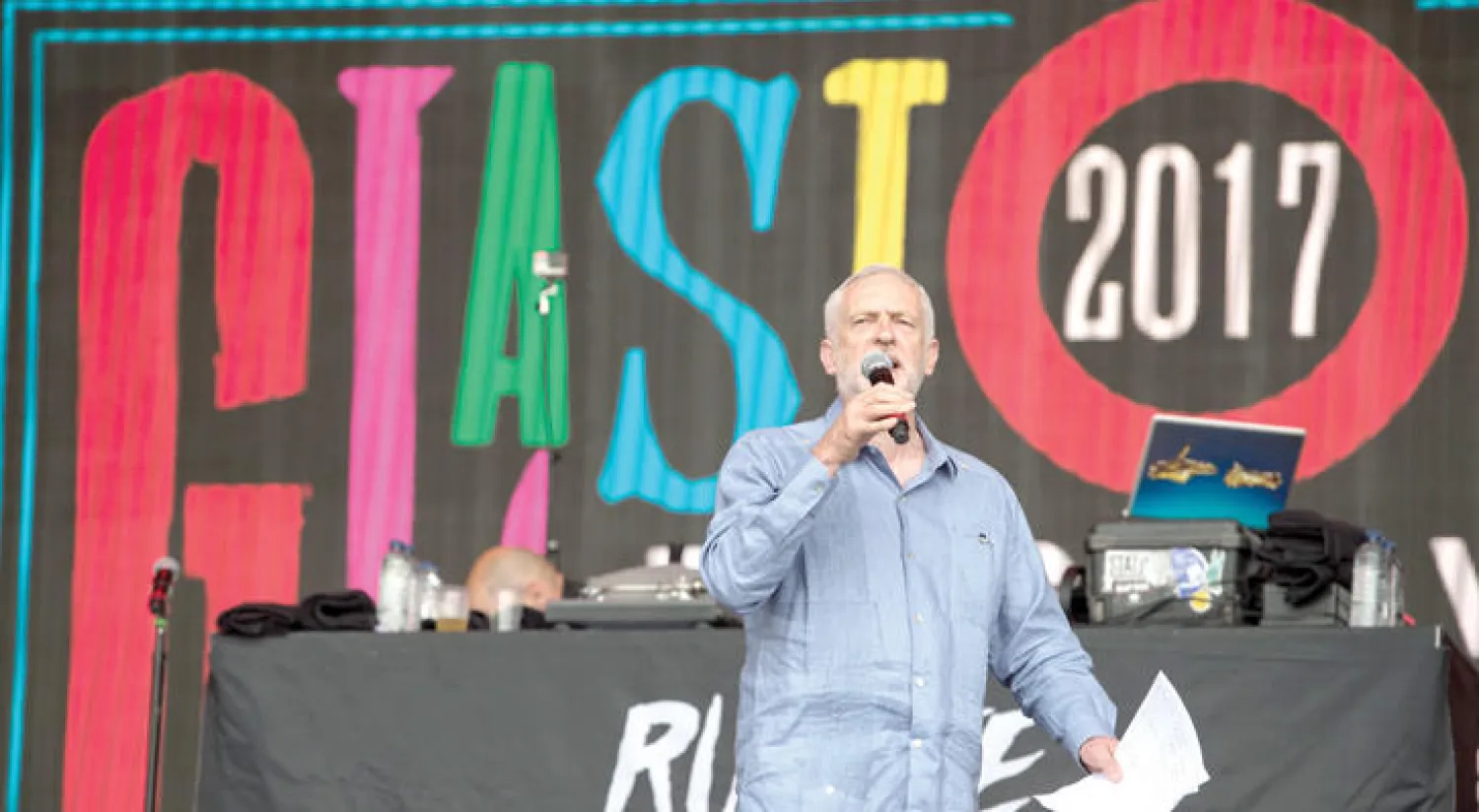 زعيم حزب العمال البريطاني جيريمي كوربين يخاطب جماهير مهرجان غلاستونبري أمس (أ.ف.ب)