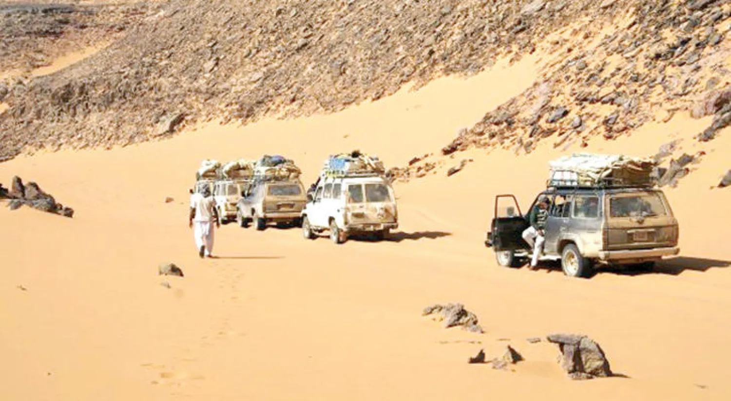 جانب من رحلة صحراوية لأوروبيين قرب الحدود المصرية - الليبية - السودانية وذلك قبل أن تتوقف بسبب تزايد خطر «داعش» بالمنطقة («الشرق الأوسط»)