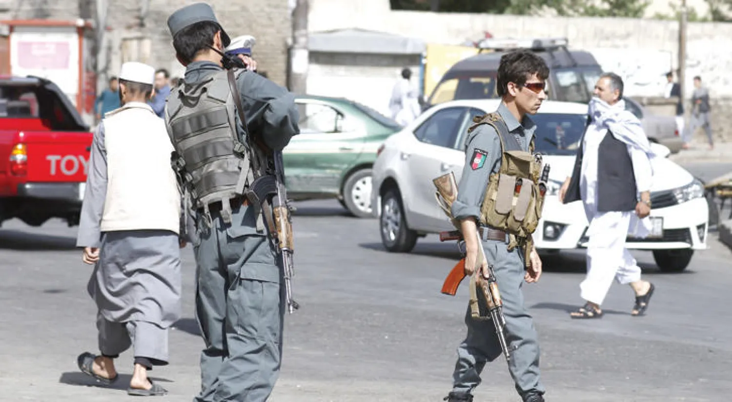 إجراءات أمنية مشددة وسط كابل لحماية المصلين قبل صلاة عيد الفطر أمس (إ.ب.أ)