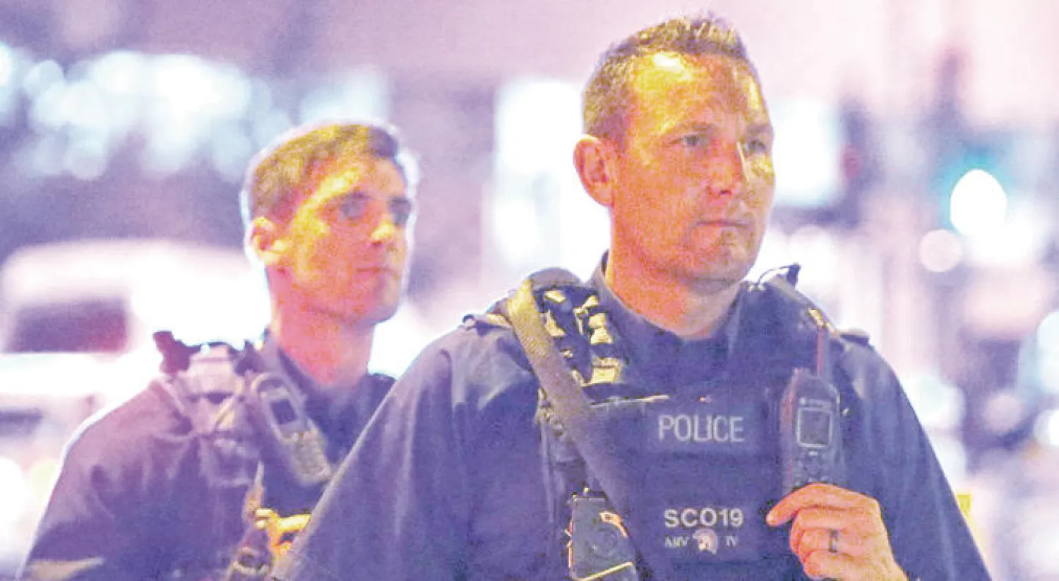 جنديان من اسكتلنديارد بشمال لندن عقب حادث الدهس بمنطقة فنزبري بارك (رويترز)