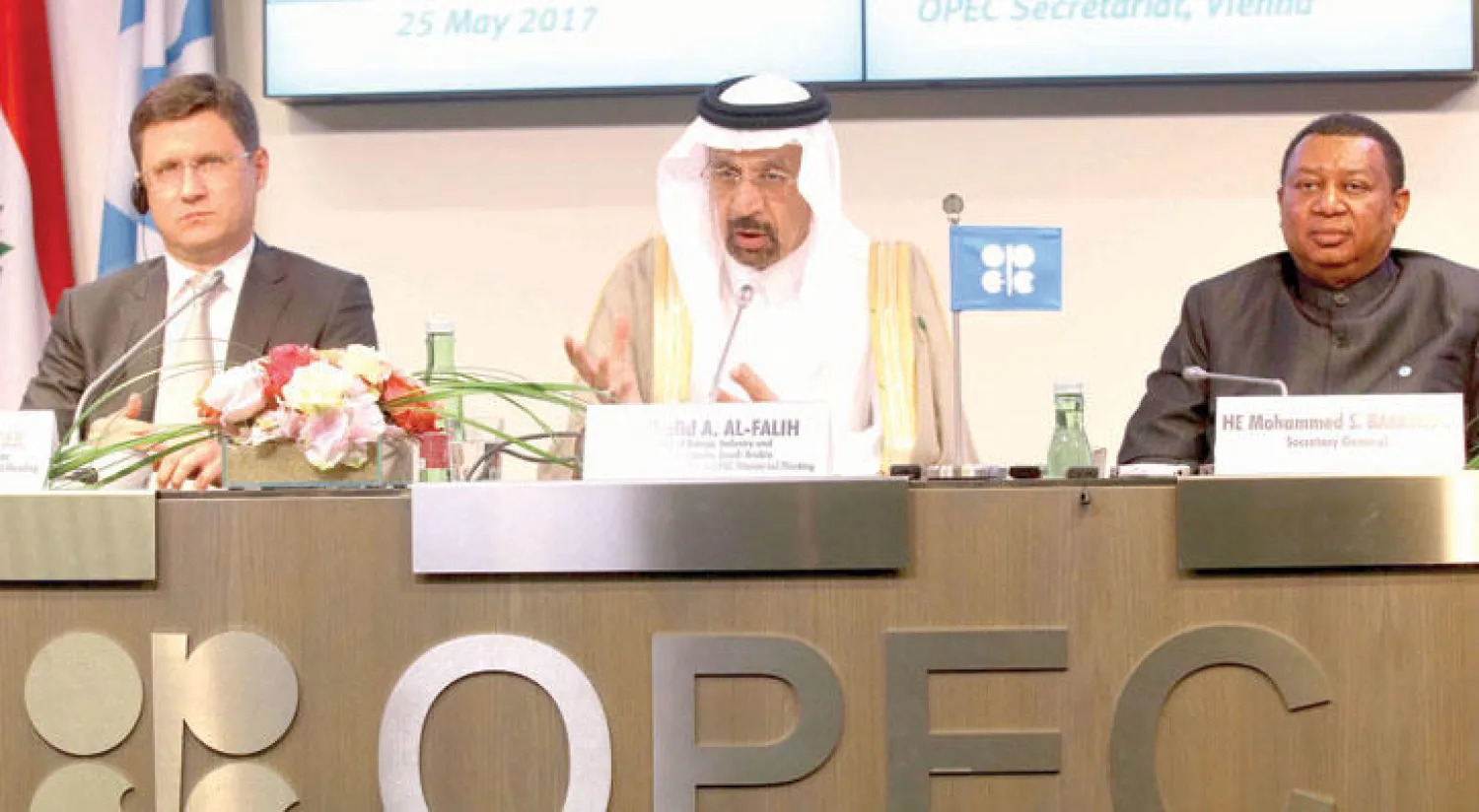 وزير الطاقة السعودي خالد الفالح متوسطاً نظيره الروسي ألكسندر نوفاك والأمين العام لـ {أوبك} محمد باركيندو الشهر الماضي في فيينا (أ.ب)