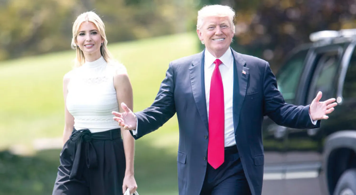 ترمب وابنته إيفانكا لدى مغادرتهما البيت الأبيض قبل أيام (إ.ب.أ)