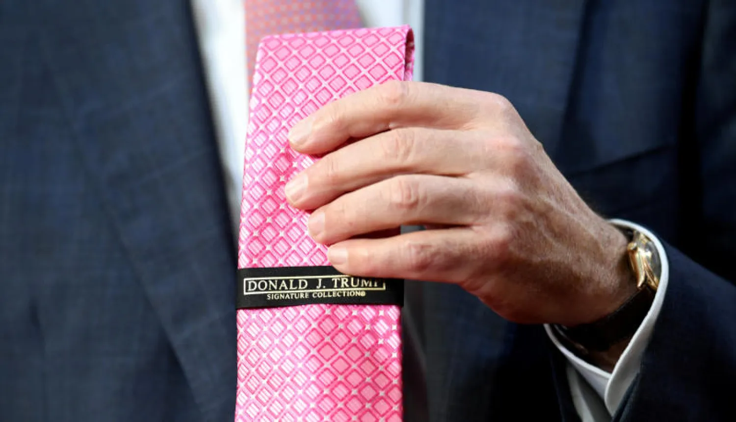 وزير الخزانة يحمل ربطة عنق من إمضاء الرئيس الأميركي دونالد ترمب (رويترز)