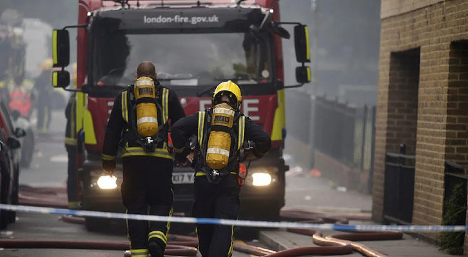 إخماد حريق بمبنى شرق لندن (رويترز)