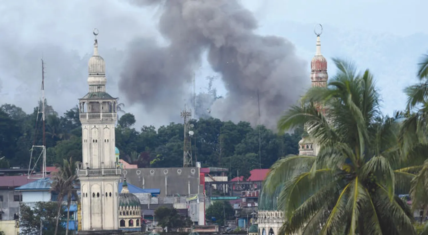 الجيش الفلبيني استأنف أمس الهجمات الجوية والبرية ضد مسلحي «داعش» الذين يتحصنون منذ أكثر من شهر في مدينة مراوي المحاصرة (أ.ف.ب)
