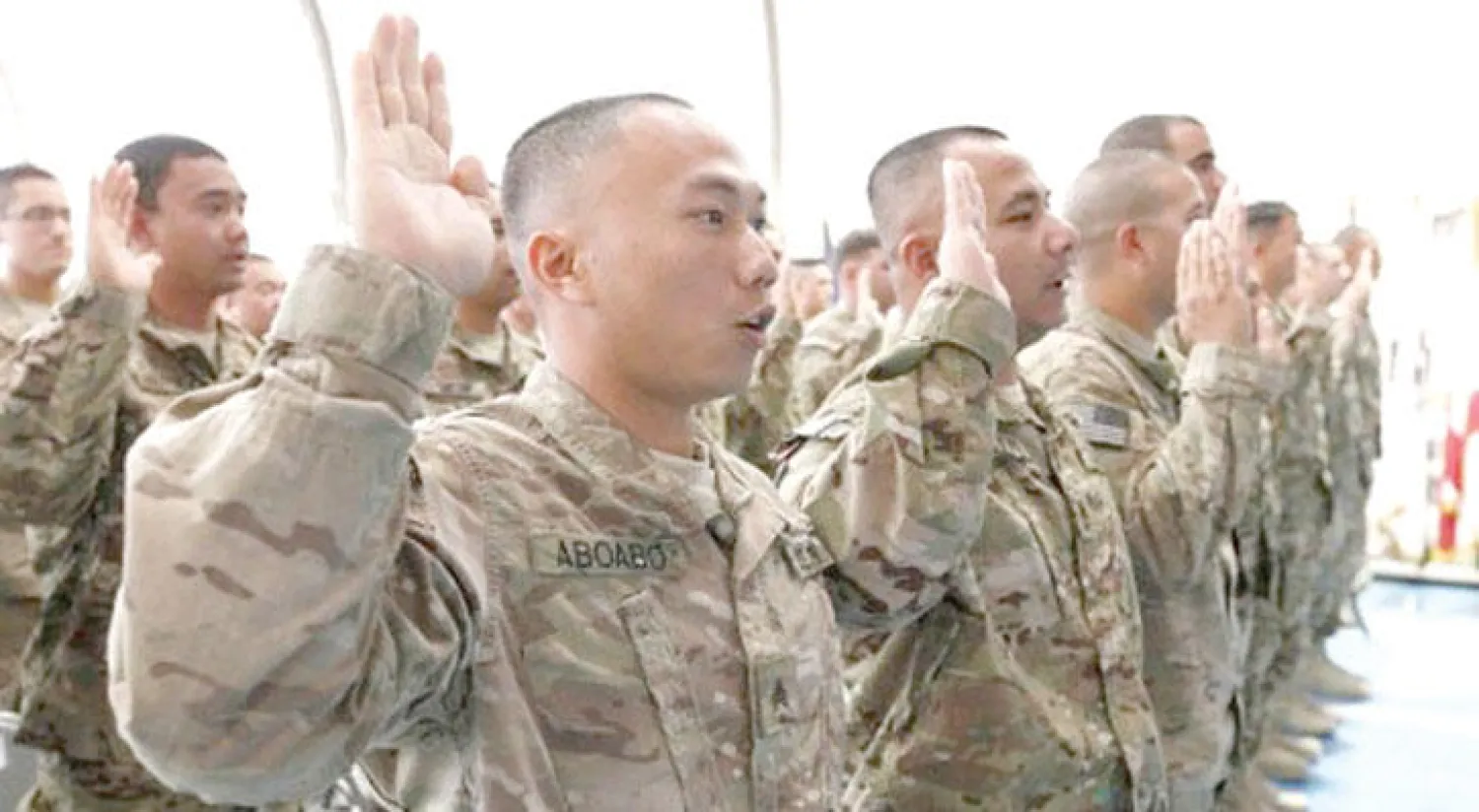 جنود أميركيون يقسمون على الولاء بعد منحهم الجنسية الأميركية في قاعدة باغرام بأفغانستان (واشنطن تايمز)