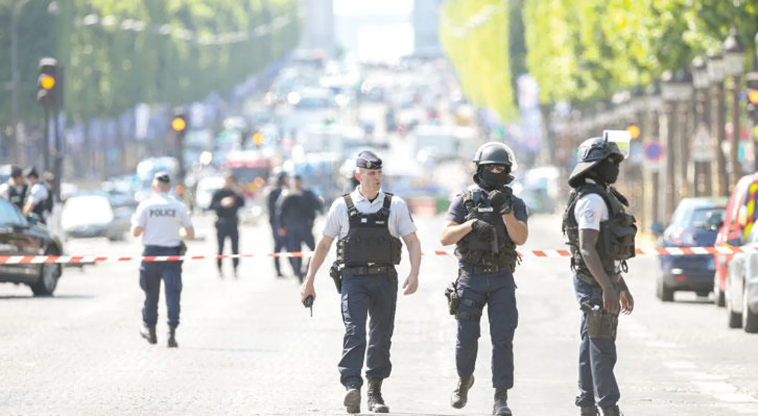 إجراءات أمنية مشددة في شارع  الشانزليزيه وسط باريس عقب اعتداء إرهابي (أ.ف.ب)