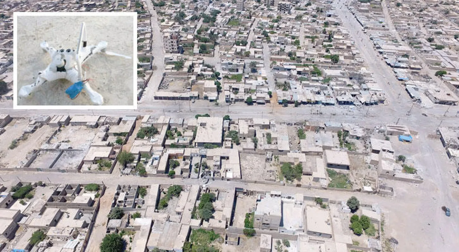 مدينة الرقة كما بدت من الجو في صورة وزعتها «قوات سوريا الديمقراطية» وفي الاطار طائرة استطلاع لـ«داعش» أسقطتها