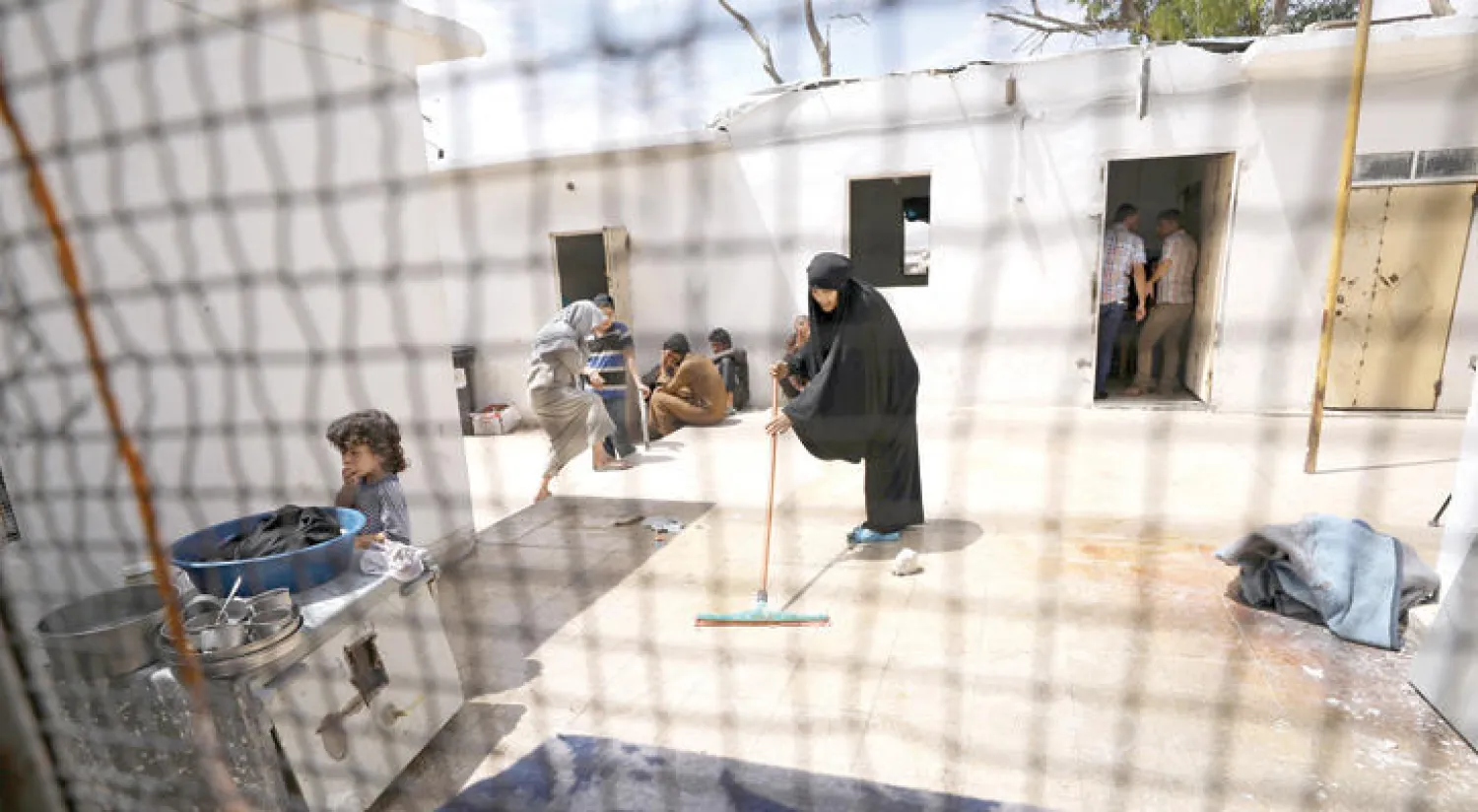 تونسية زوجة عنصر سابق في «داعش» في مركز لإيواء النازحين في بلدة عين عيسى شمال الرقة في سوريا أمس (رويترز)