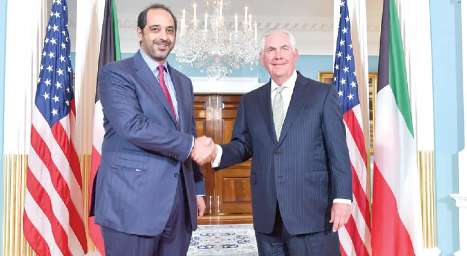 تيلرسون مع الوزير الكويتي الشيخ محمد عبد الله الصباح قبل اجتماعهما في واشنطن (إ.ب.أ)