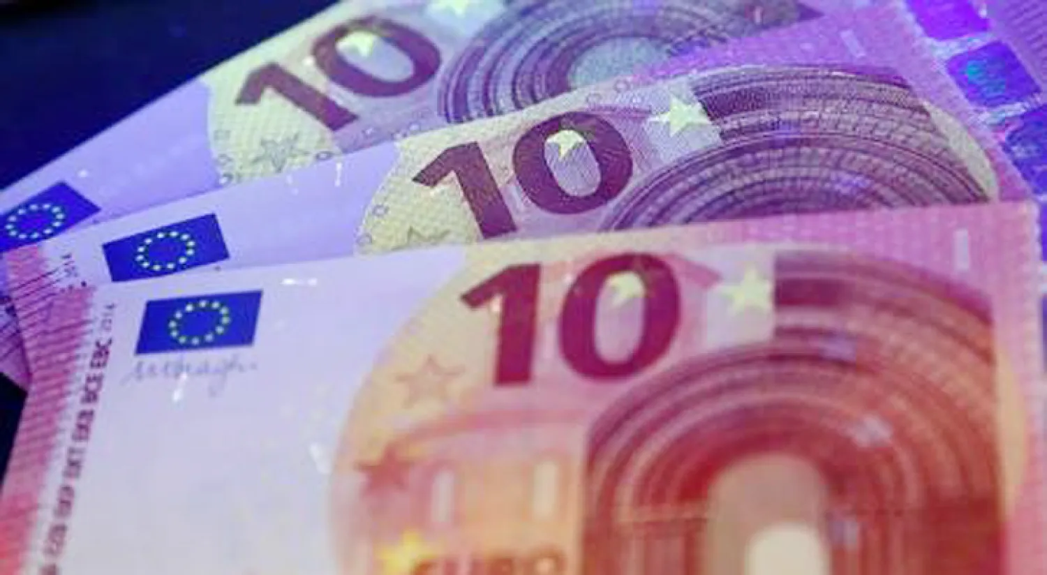 أوراق نقد من فئة العشرة يوروات (رويترز)