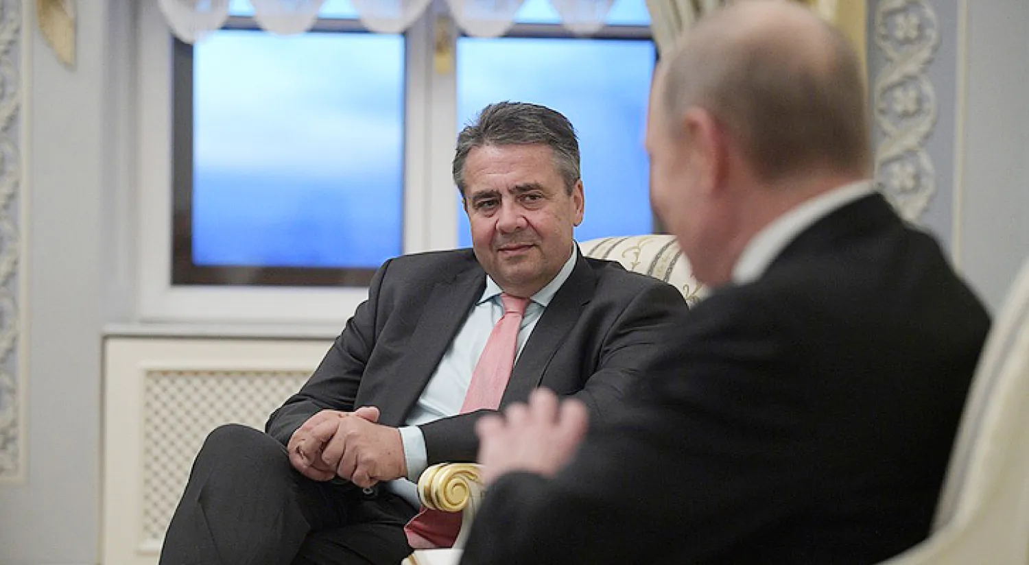 وزير الخارجية الألماني زيغمار غابريل يلتقي الرئيس الروسي بوتين (رويترز)