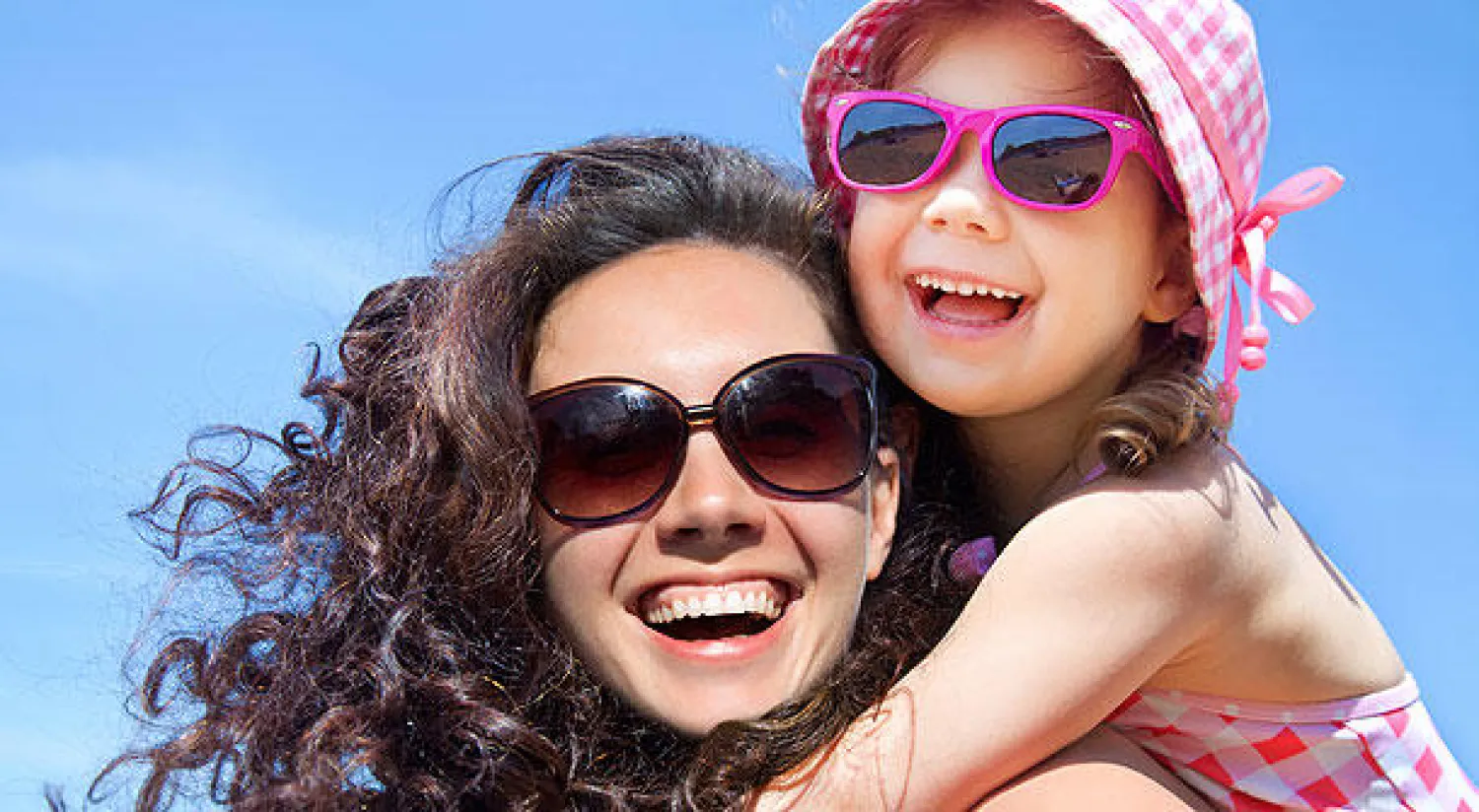 ارتداء النظارات الشمسية سلوك صحي ضروري لوقاية العينين