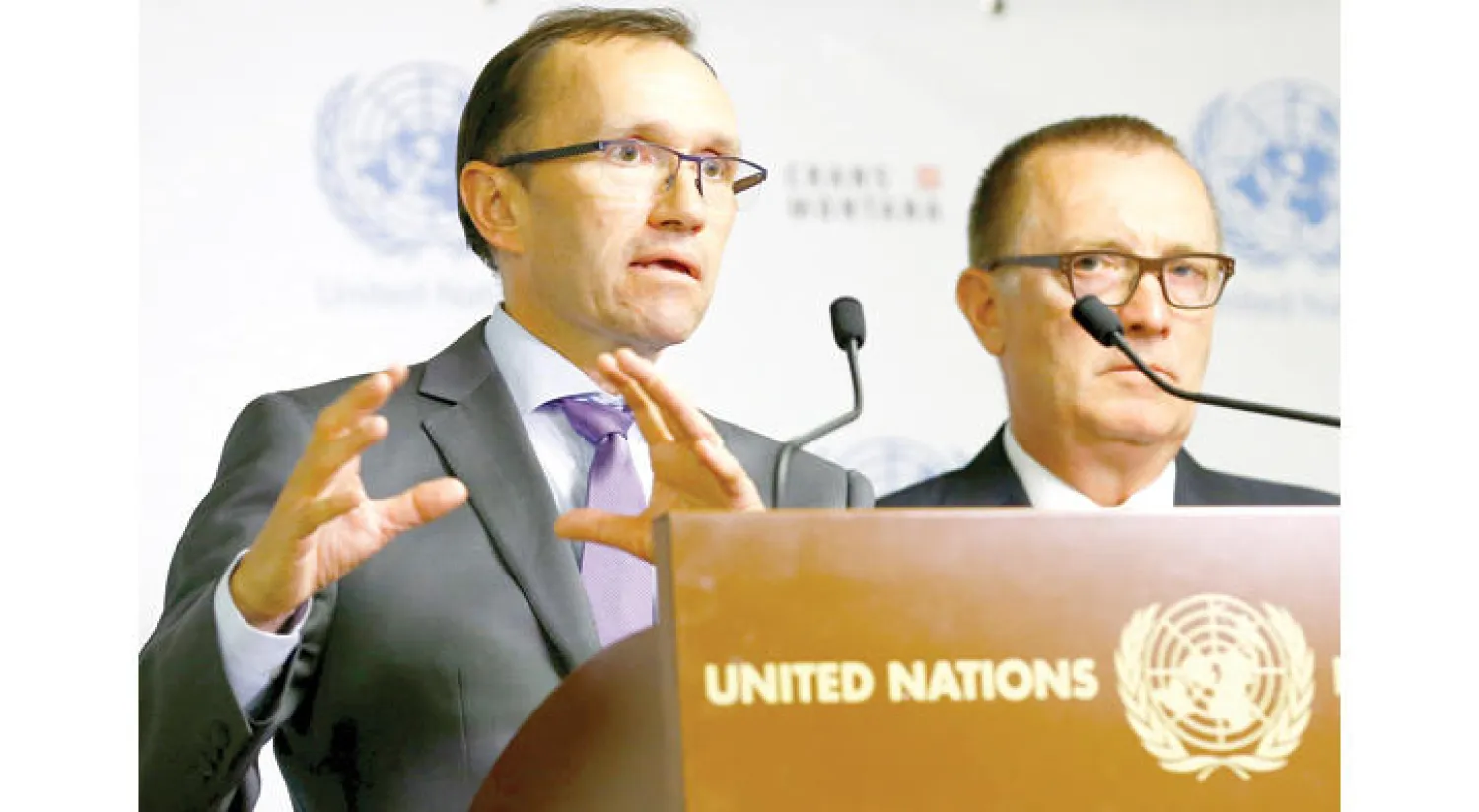 المبعوث الأممي الخاص إلى الجزيرة إسبن بارث إيدي (يسار) مع نائب الأمين العام للأمم المتحدة للشؤون السياسية جفري فيلتمان في مؤتمر قبرص في سويسرا (رويترز)