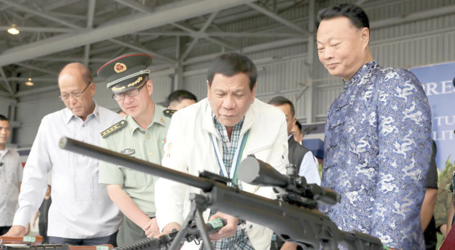 دوتيرتي يختبر أسلحة صينية مقدمة لدعم حكومته في حربها ضد المسلحين المتحصنين في مراوي (إ.ب.أ)
