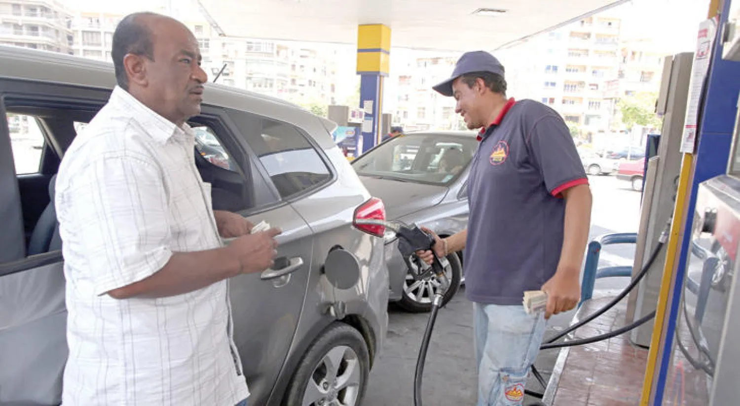 رفع أسعار السولار والبنزين 80 أوكتين سيسفر عن زيادات كبيرة في أسعار السلع والخدمات كافة (إ.ب.أ)