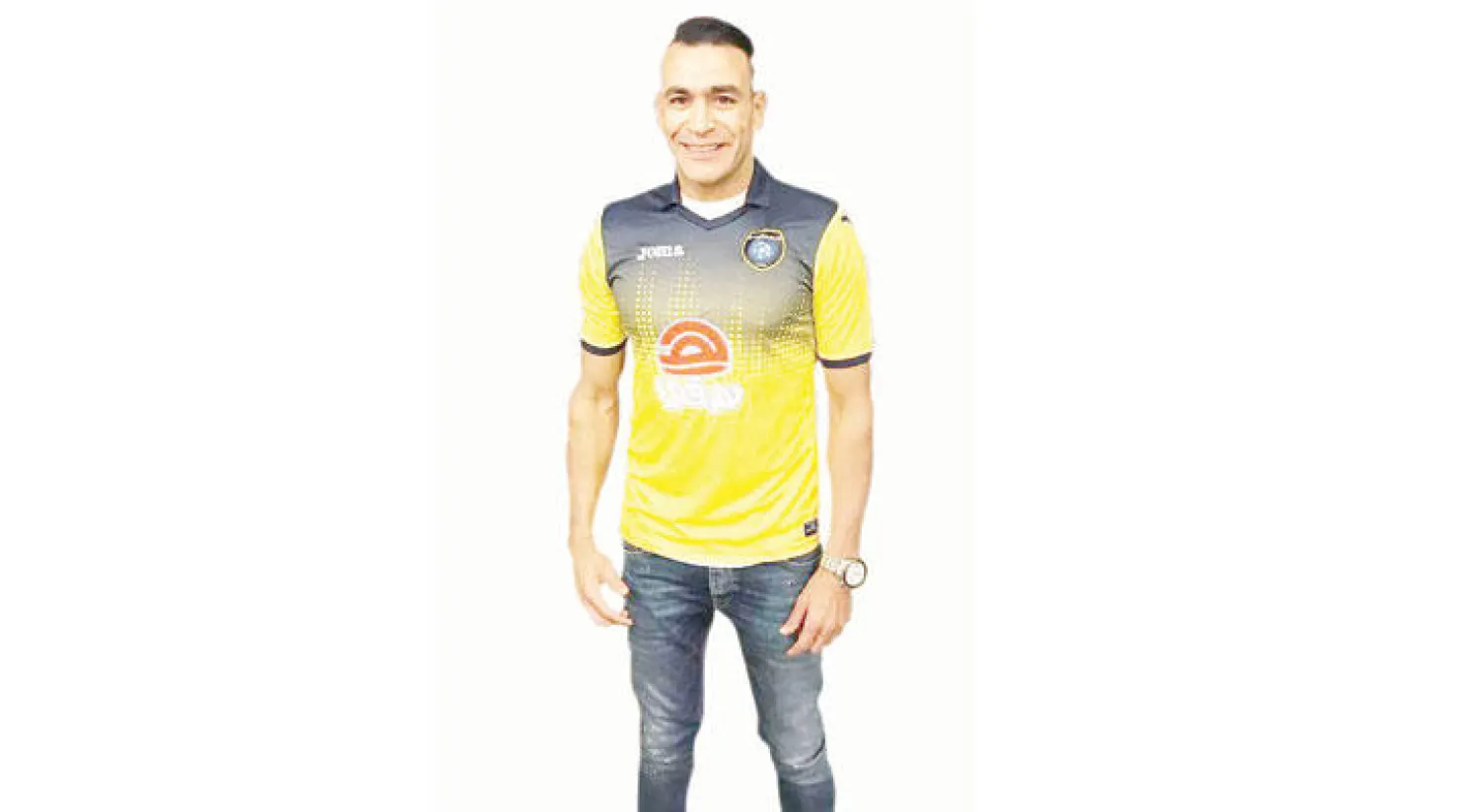 الحضري بشعار التعاون بعد توقيع العقد (المركز الإعلامي بنادي التعاون)