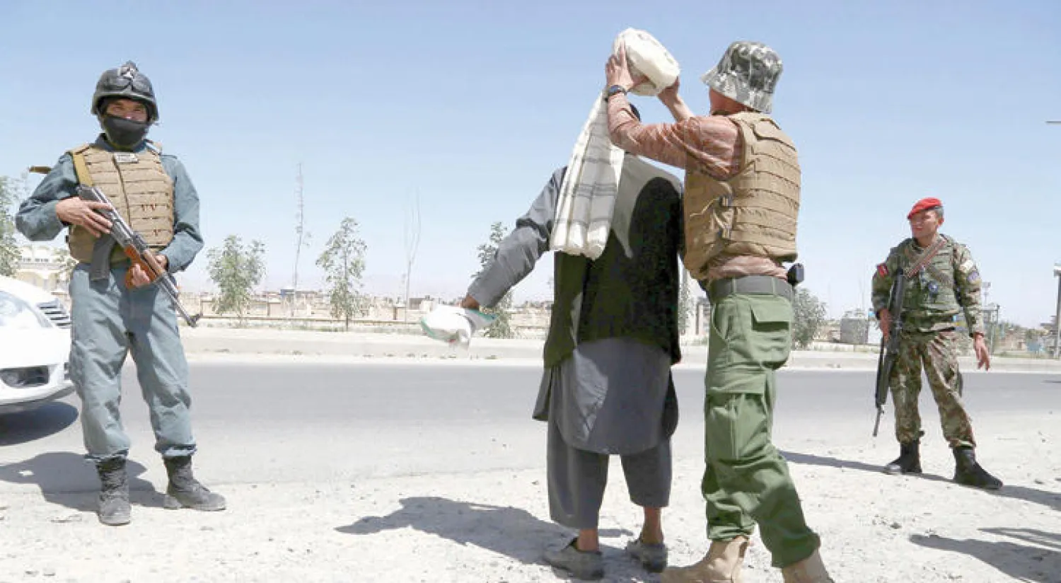 إجراءات أمنية قبل الدخول إلى سوق غزني تحسبا لهجمات طالبان في أفغانستان (أ. ف. ب)