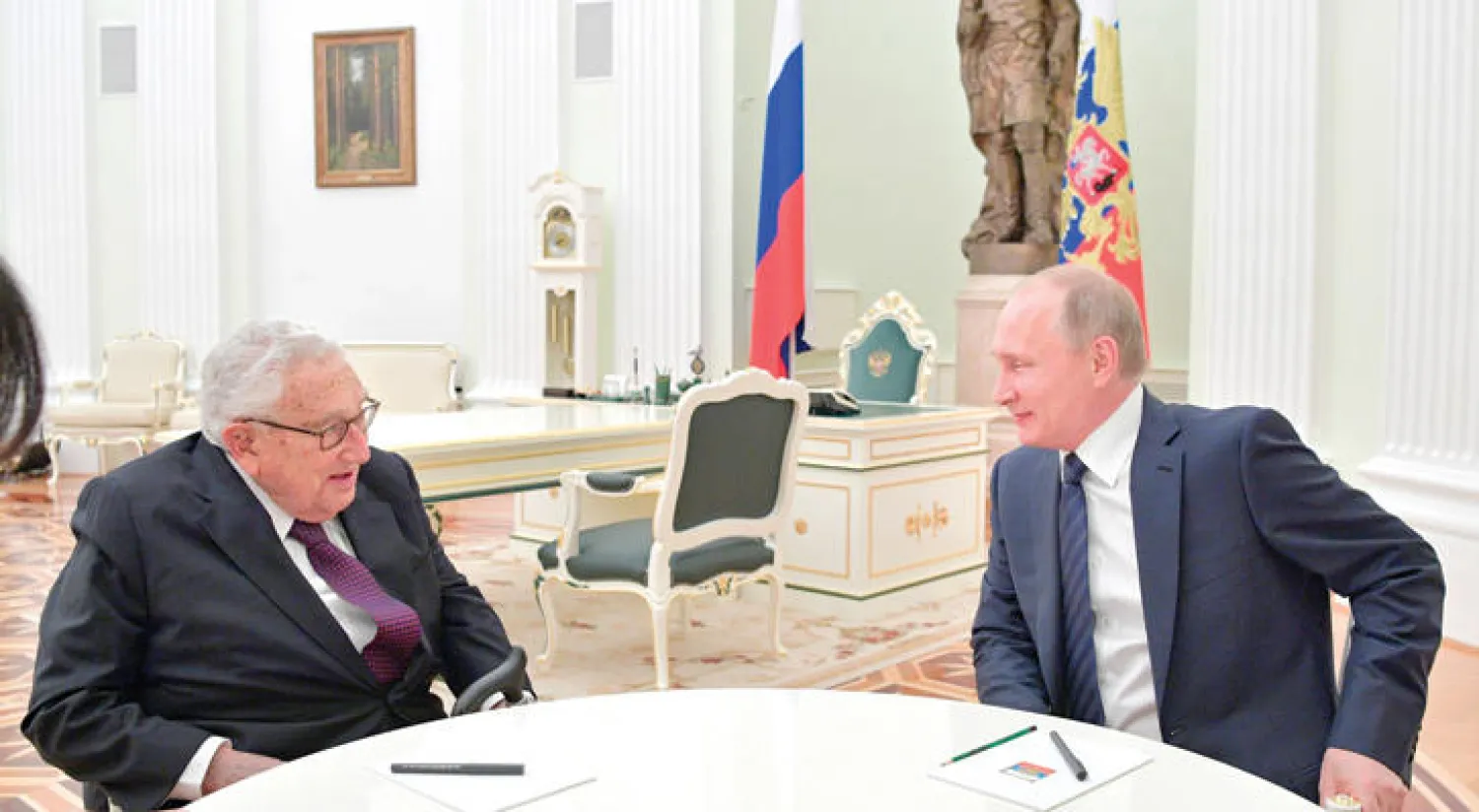 الرئيس الروسي فلاديمير بوتين مع وزير الخارجية الأميركي الأسبق هنري كيسنجر خلال حضوره منتدى «قراءات بريماكوفية» في موسكو (أ.ب)