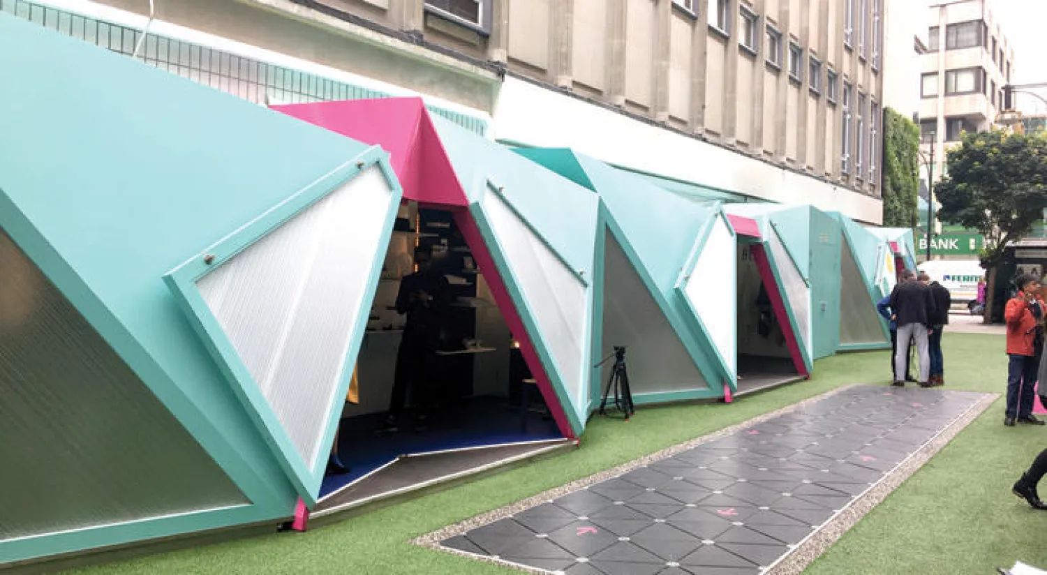 أكشاك بيع مصممة على هيئة الطيور لتتماشى مع اسم شارع «بيرد ستريت» ({الشرق الأوسط})