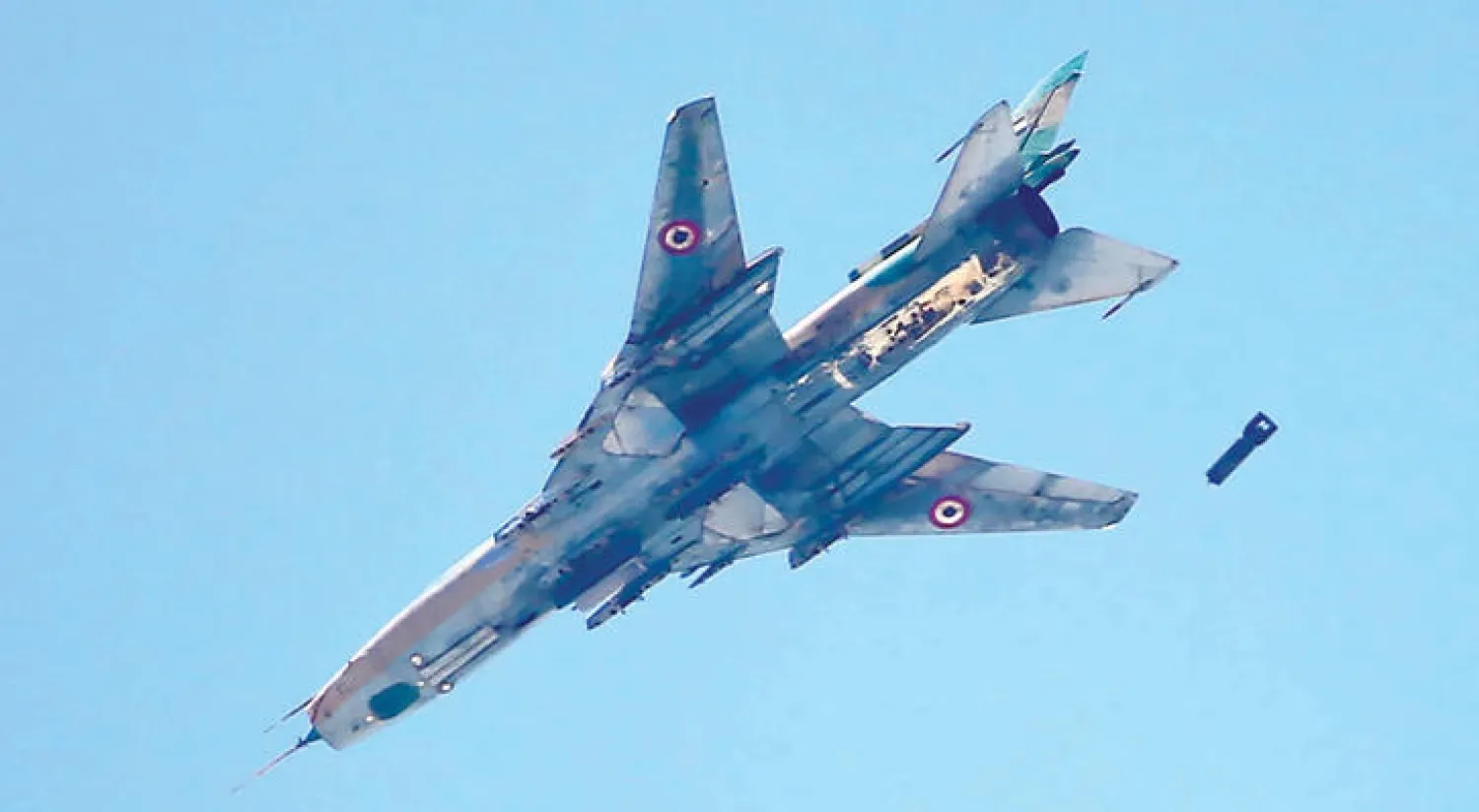 قاذفة سورية تقصف حي جوبر الدمشقي أمس (أ.ف.ب)