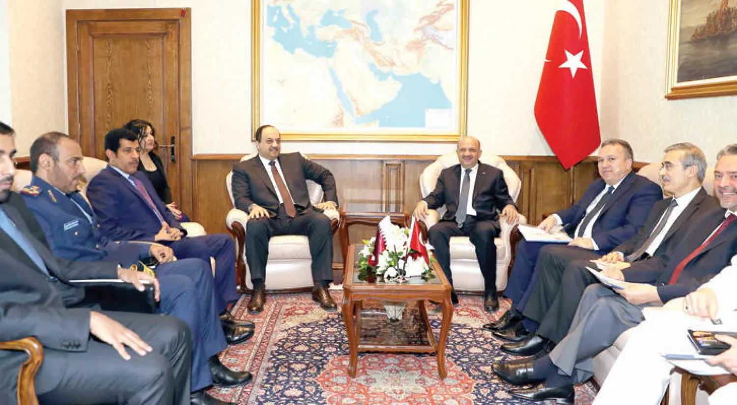 وزير الدفاع التركي فكري إيزيك ونظيره القطري خالد بن محمد العطية يجلسان مع الوفود قبل اجتماعهما أول من أمس في أنقرة (أ.ف.ب)