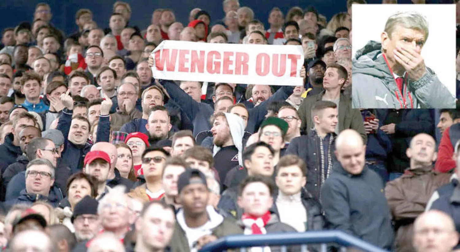 تعرض فينغر مدرب آرسنال مرارا لمطالب برحيله من مشجعي الفريق  - الضغوط تراكمت على فينغر الموسم الماضي