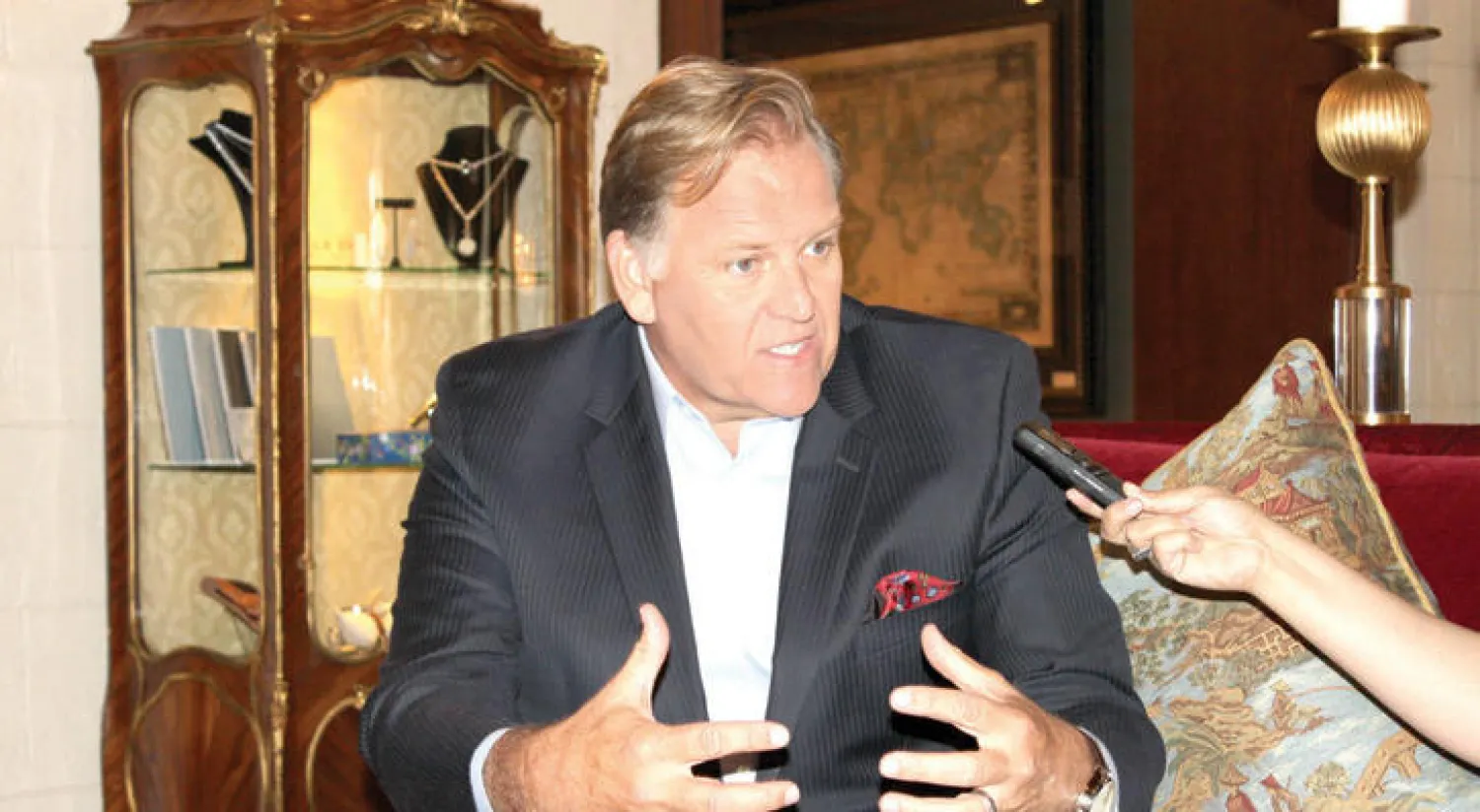 النائب الجمهوري مايك روجرز خلال حديثه لـ«الشرق الأوسط» (تصوير: ألكسندر هلال)