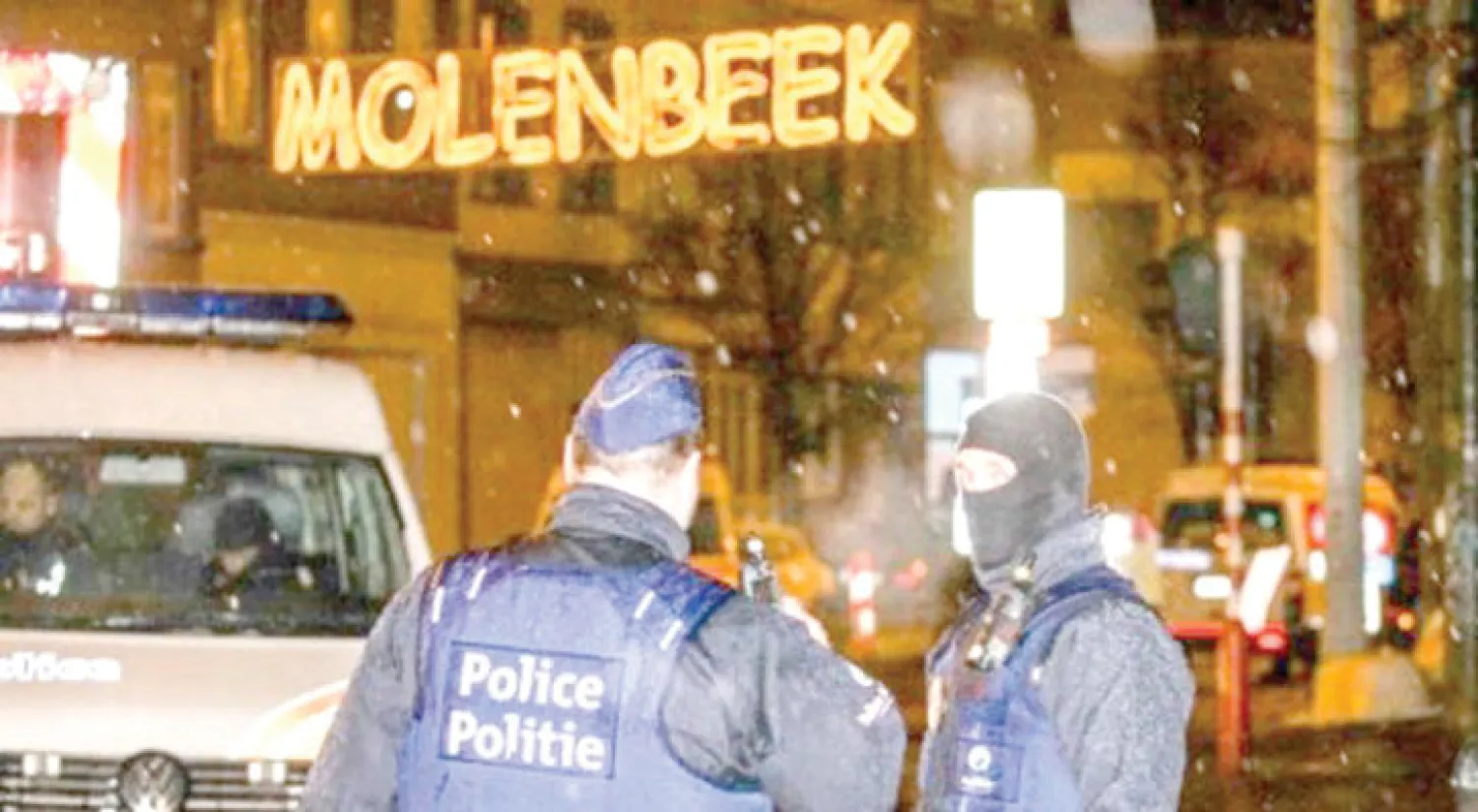 صورة من وكالات لمداهمات في مولنبيك موطن المتطرفين في بلجيكا («الشرق الأوسط»)