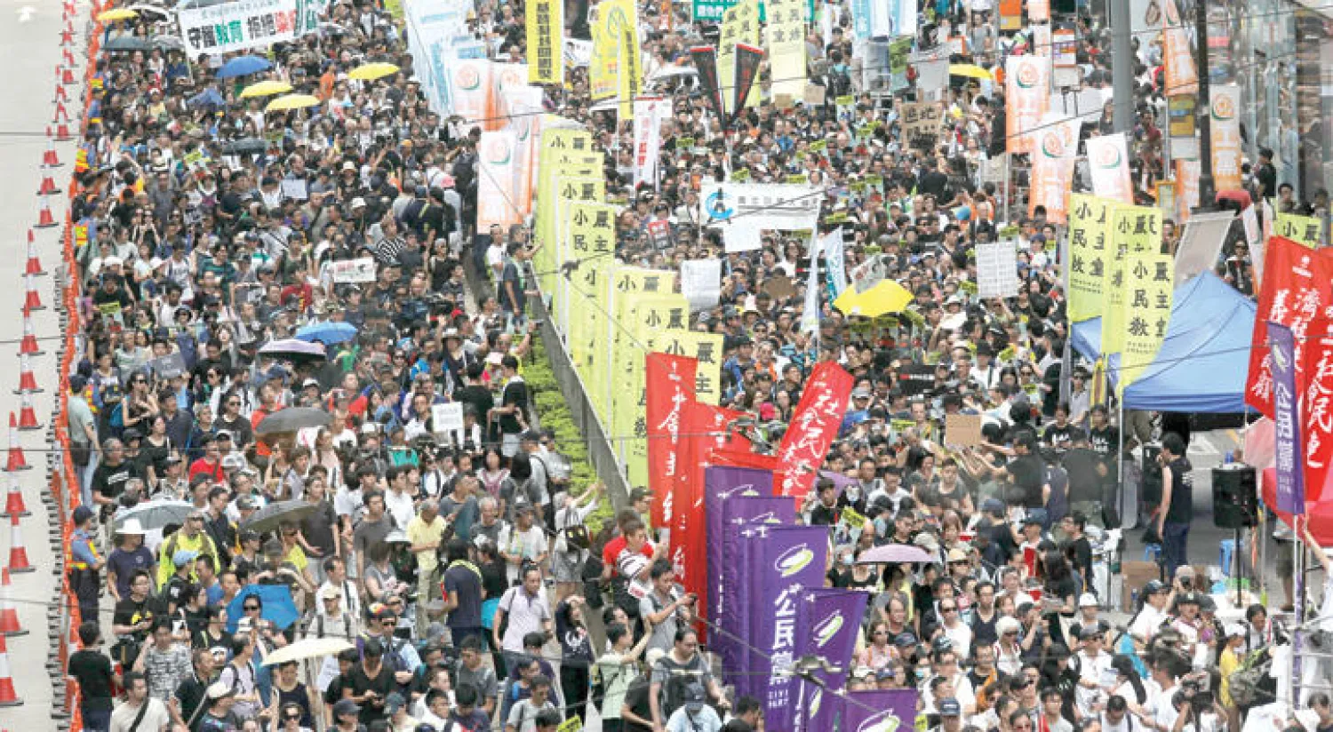 متظاهرون مؤيدون للحركة الديمقراطية يحتجون ضد الحكم الصيني المركزي في هونغ كونغ أمس (أ.ب)