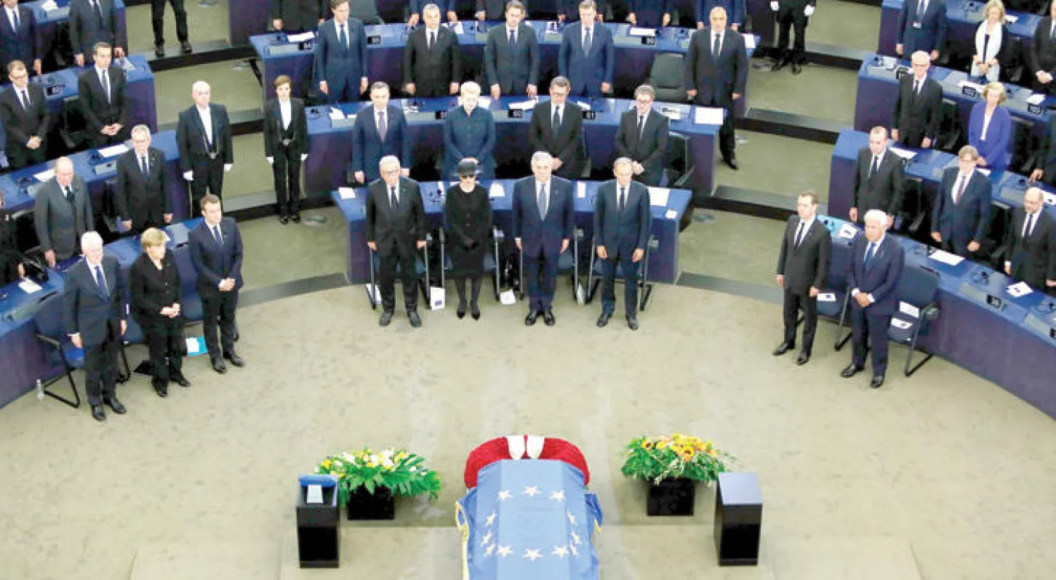 نعش المستشار الألماني كول ملفوفاً بعلم أوروبا داخل مبنى البرلمان في ستراسبورغ (إ.ب.أ)