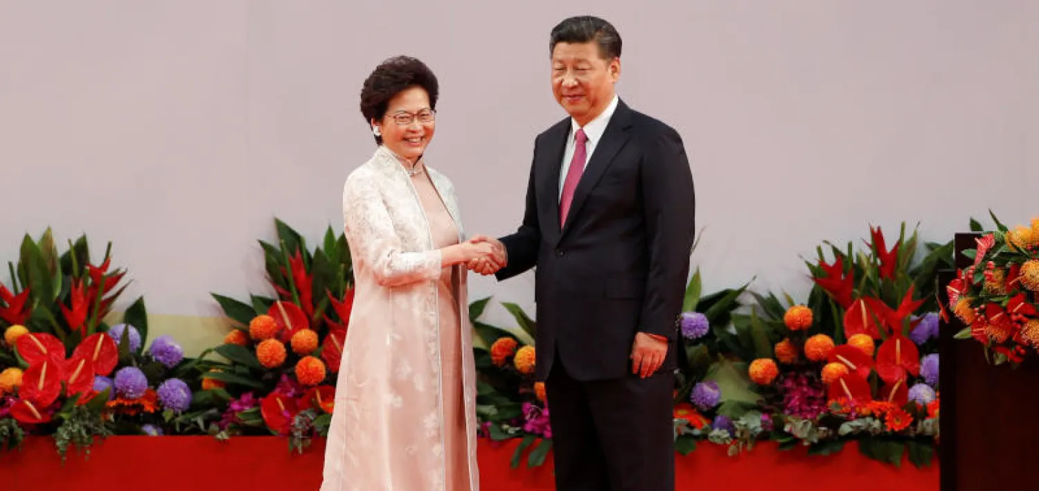 الرئيسة التنفيذية لهونغ كونغ كاري لام مع الرئيس الصيني شي جينبينغ بعد أن أقسمت اليمين الدستورية (رويترز)