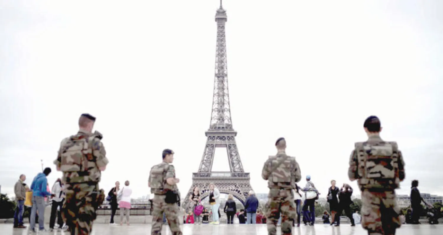 إجراءات أمنية في محيط برج إيفل بعد أن نجح الإرهاب في استهداف باريس (أ.ف.ب)
