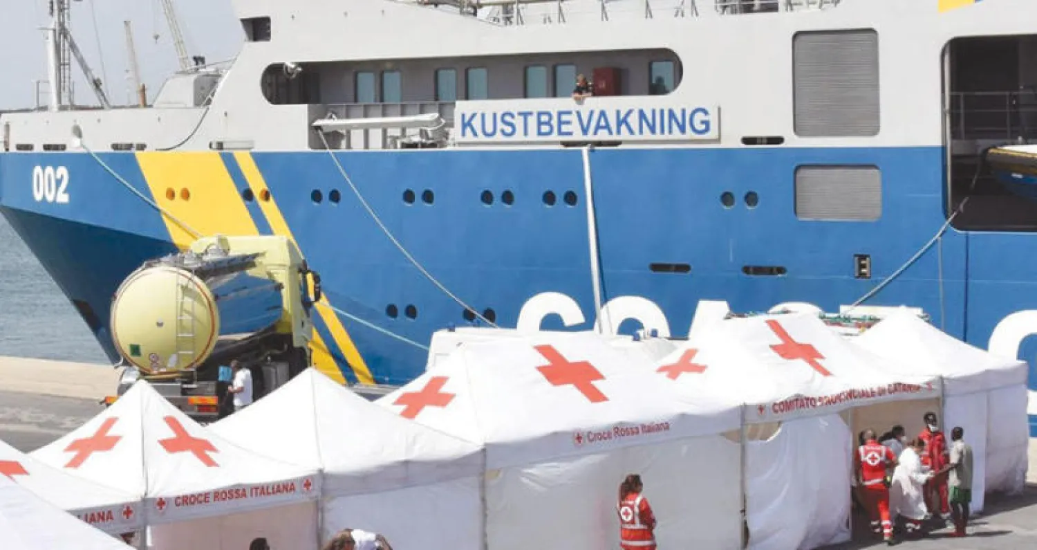 طاقم الصليب الأحمر الإيطالي يتفقد أوضاع المهاجرين في ميناء كتانيا أول من أمس (أ.ب)