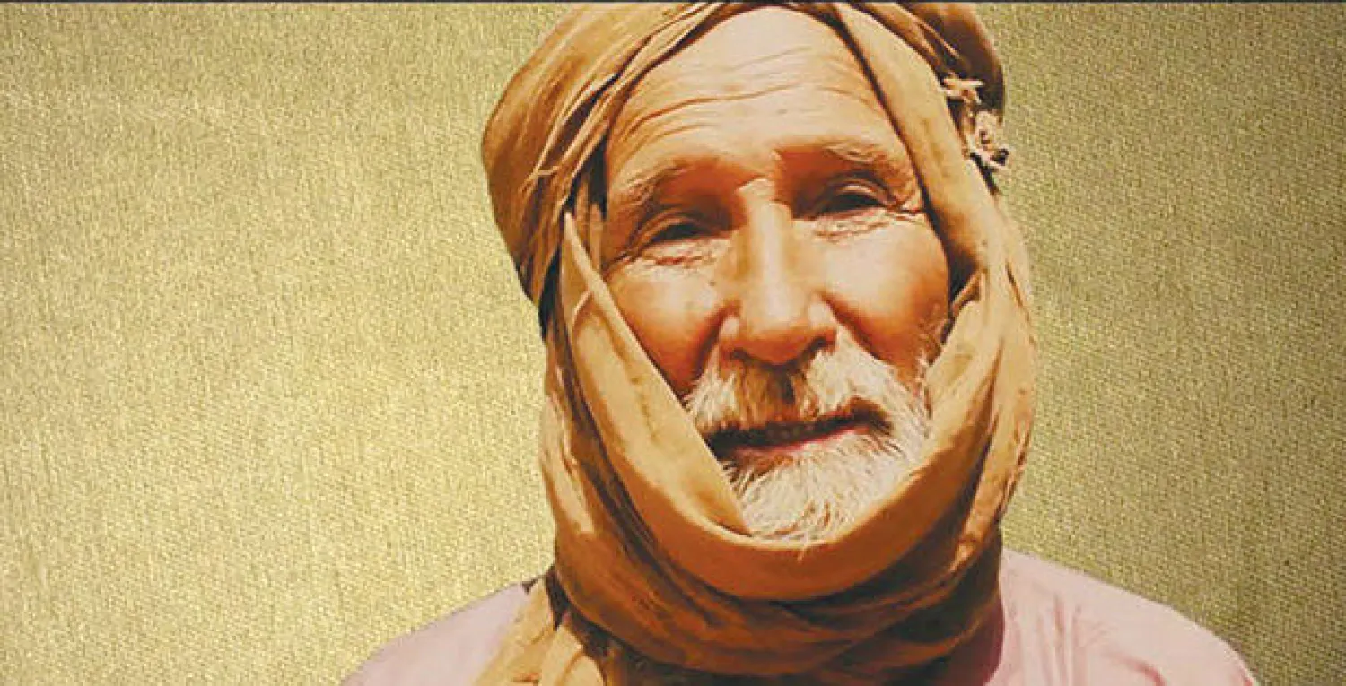 الرهينة الأسترالي آرثر كينيث اليون في شريط «القاعدة» (أ.ف.ب)