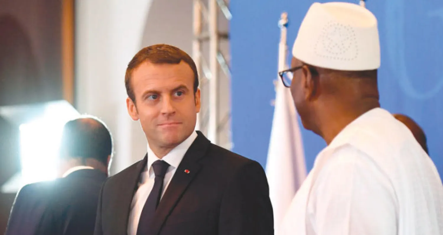 ماكرون يتحدث إلى كيتا في القمة الأفريقية لمكافحة الإرهاب في باماكو أمس (رويترز)